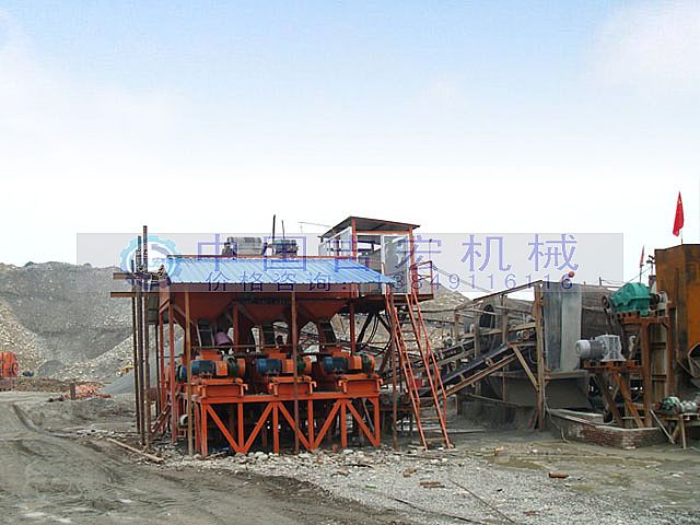 對(duì)輥破碎機(jī)生產(chǎn)現(xiàn)場(chǎng)2