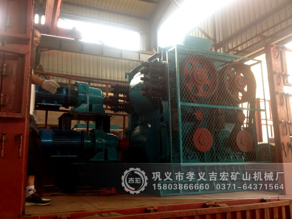 四齒輥破碎機發往浙江溫州4